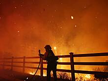 Небо над американским городом окрасилось в оранжевый цвет