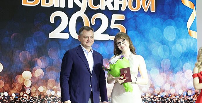 Юрий Слюсарь пожелал выпускникам школ не забывать своих учителей