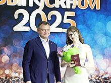 Юрий Слюсарь пожелал выпускникам школ не забывать своих учителей