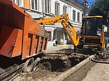 На Московской КамАЗ ушел под землю