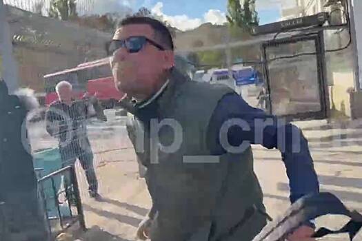 Водитель автобуса оплевал россиянок и попал на видео