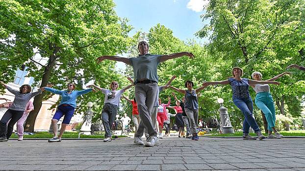 Москвичам рассказали, как проводят лето участники «Московского долголетия»