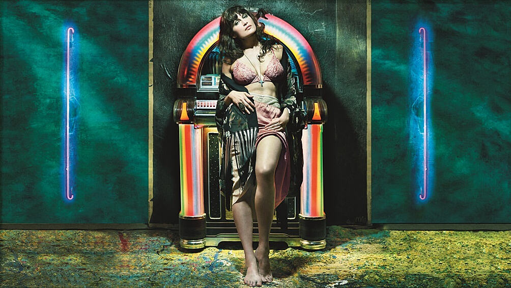 «У каждой из четырех женщин есть собственная индивидуальность, четкая цель в жизни и свой образ действий. И все они устремлены в будущее. Поэтому глубинной темой выступают мечты, а в основу проекта положено повествование посредством четырех «мини-фильмов», — рассказал о своей работе Уотсон. На фото: модель и актриса Летиция Каста