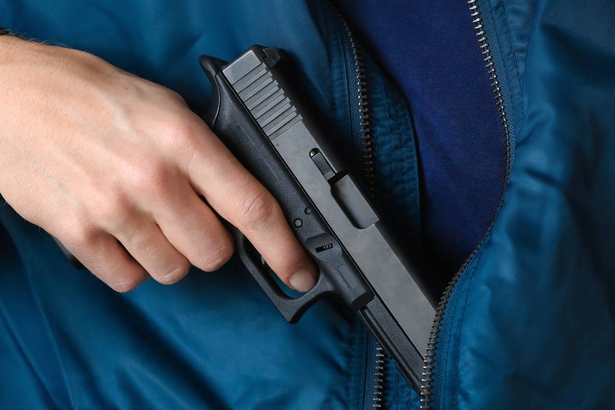 В российском городе подросток направил пистолет на врача из-за замечания