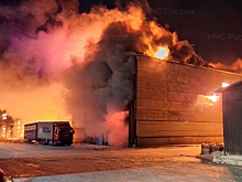 Пожарные ликвидировали открытое горение на складе в Новосибирске