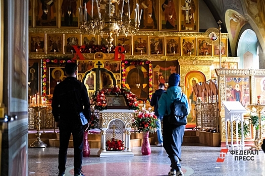 Депутат Вихарев в Екатеринбурге прошел крестным ходом в качестве алтарника