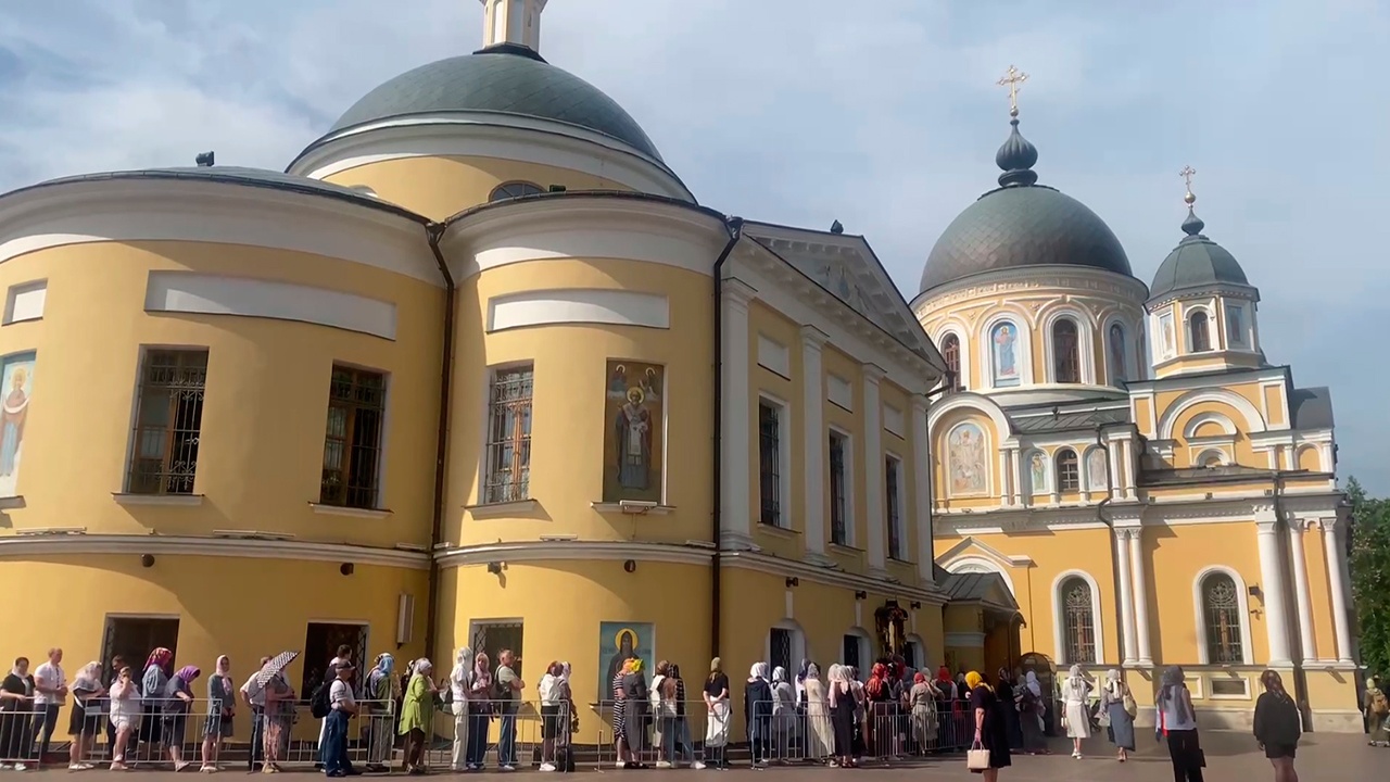 Очереди на прощание с Заворотнюк выстроились у Покровского монастыря