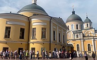 Очереди на прощание с Заворотнюк выстроились у Покровского монастыря