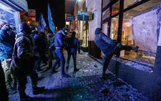 Националисты громят офис Сбербанка в Киеве