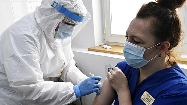 Около 32 тыс. добровольцев получили обе дозы вакцины "Спутник V"