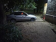 Пьяный водитель наехал на двух девушек у подъезда