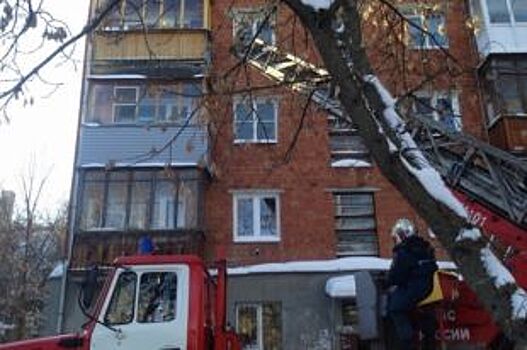 Пожарные отговорили пенсионерку прыгать с четвертого этажа