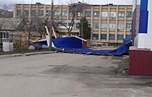 В Челябинской области шквалистый ветер снёс крышу на Доме быта