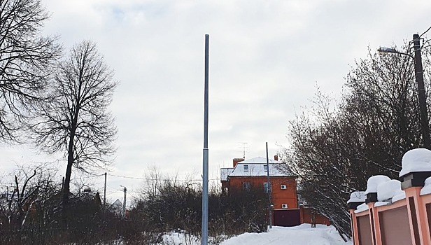 Работы по установке опор уличного освещения завершили в поселке Ерино в Рязановском
