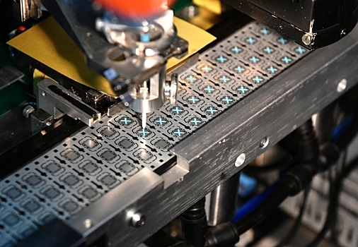 «Работают в три смены»: Заводы разворачивают производство чипов