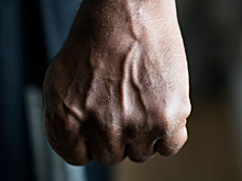 «Я тебя уничтожу»: соседи избили чернокожую россиянку в подъезде. Подробности расистского конфликта