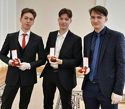 Школьники из Ялуторовска получили знаки отличия от губернатора