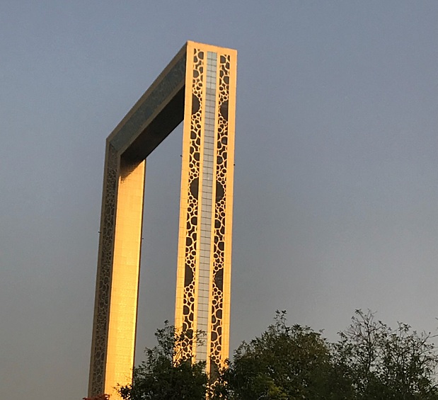 Странная рамка построена в Дубае, а значит — стоит дорого. Высота конструкции 150 метров, и это самая огромная в мире рамка для фото: объект очень любим туристами. Кстати, в верхней части конструкции находится стеклянный мост — для любителей острых ощущений и необычных ракурсов.