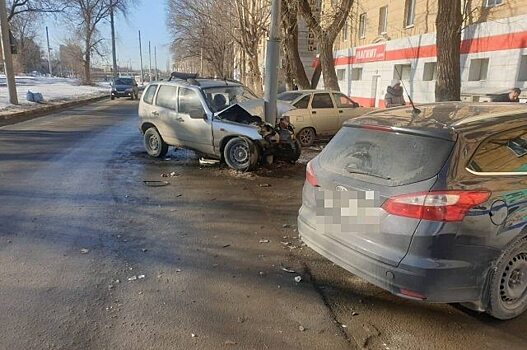 На Гвардейской улице в Саратове водитель протаранил столб