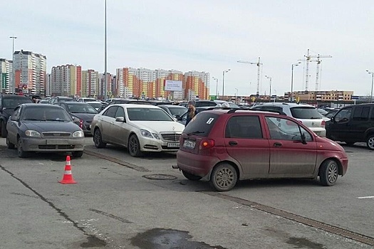 11-летняя тюменка попала под колеса иномарки на парковке ТЦ