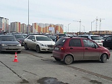 11-летняя тюменка попала под колеса иномарки на парковке ТЦ