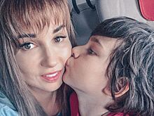 Анфиса Чехова поделилась фото с сыном и призналась, что поставила на них энергетическую защиту