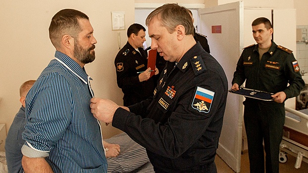 Замминистра обороны РФ Садовенко вручил награды раненым бойцам СВО