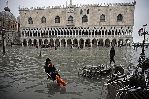 В Венеции впервые использовали новую систему дамб