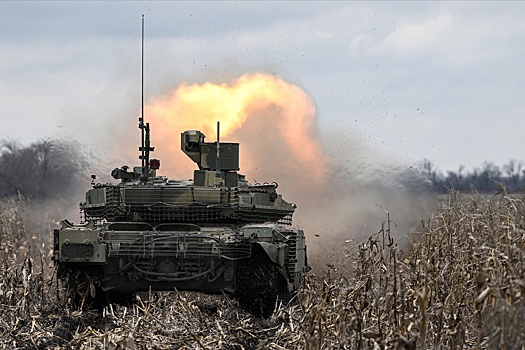 "Военное дело": Т-90М уцелел после расстрела в упор со стороны двух БМП Bradley