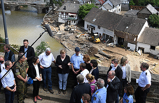 Ангела Меркель посетила пострадавшие от наводнения районы Германии и обещала компенсации пострадавшим