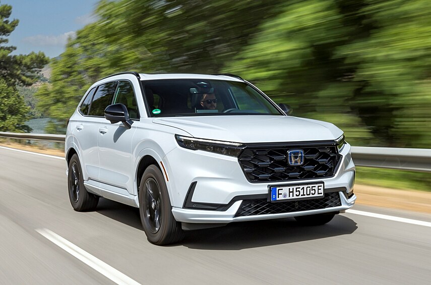 #3: Honda CR-V — 846,1 тысячи (+ 15%). Хондовский среднеразмерный кроссовер шестого поколения — один из примеров по-настоящему всемирного автомобиля: эти машины выпускаются на десяти заводах в разных уголках мира и продаются на всех более или менее заметных рынках (причём гибридные кроссоверы для Европы поставляются из Китая). Cмену поколения модель пережила как раз во второй половине 2022-го — так что к 2023-му подошла во всеоружии. Неудивительно, что продажи выросли на 15%, вновь вернув CR-V на третью строчку рейтинга, которую кроссовер занимал в 2021-м. Высокому результату способствовал успех модели в США (где до этого продажи снижались два года подряд).