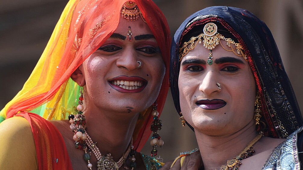 Третий пол, именуемый в Южной Азии (Бангладеш, Индия) хиджры, причислен к касте "неприкасаемых" и пользуется почетом.