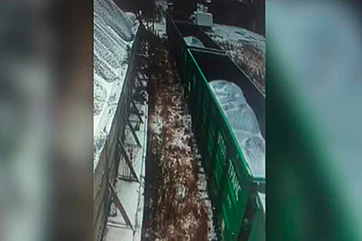 Поезд сбил грузовик с тремя россиянами, смял его и попал на видео