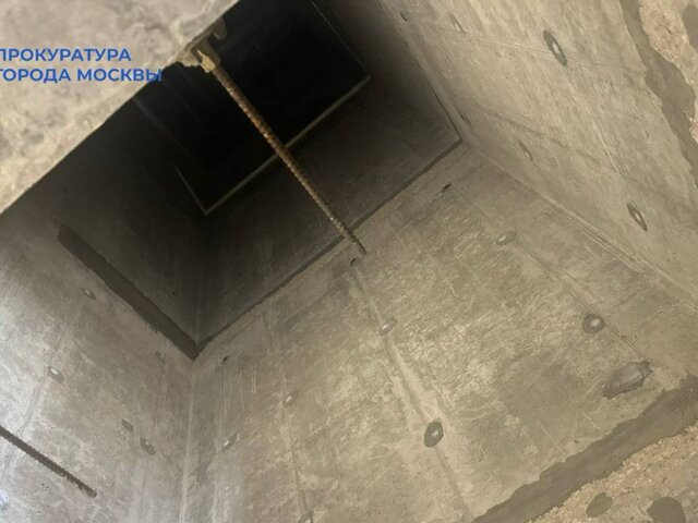Рабочий на стройке на севере Москвы скончался после падения в шахту лифта