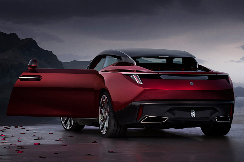 Для кузова машины использованы схожие оттенки: красный True Love сочетается с тёмным Mystery. Базовый слой краски покрыт пятислойным прозрачным лаком. Тёмные декоративные элементы получают свой колер Hydroshade в ходе хромирования.