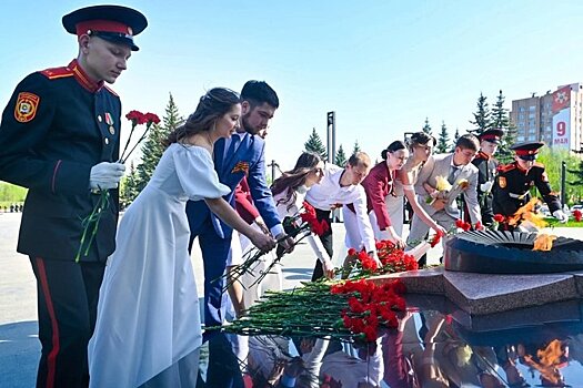 Молодожены Нижнекамска возложили цветы к Монументу Победы