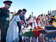 Молодожены Нижнекамска возложили цветы к Монументу Победы