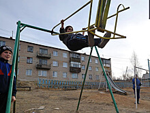 Панки починили детскую горку в Челябинске