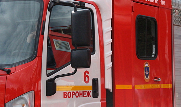 В Воронеже полыхавший 100-метровый ангар тушили 16 человек