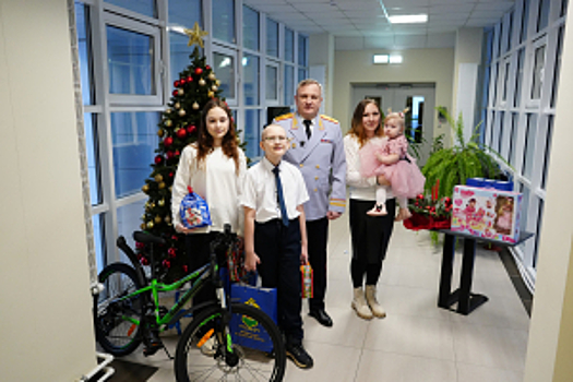 Начальник УМВД России по Брянской области исполнил желание ребенка из многодетной семьи