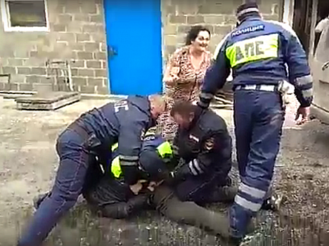 «Я все снимаю!» Инспекторы задержали убегавшего водителя в Красноярске. Видео