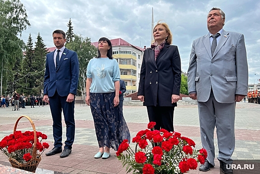 Курганские VIP и силовики возложили гвоздики к Вечному огню