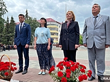 Курганские VIP и силовики возложили гвоздики к Вечному огню