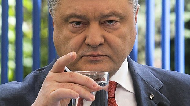 Знаки повсюду: Порошенко выступил с речью об автокефалии на фоне двуглавых орлов