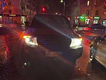 В Уфе внедорожник Land Cruiser сбил на светофоре мужчину с девятилетней девочкой