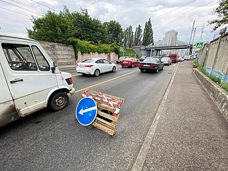 В Калининграде на двухъярусном мосту грузовик сбил две балки, спровоцировав пробки