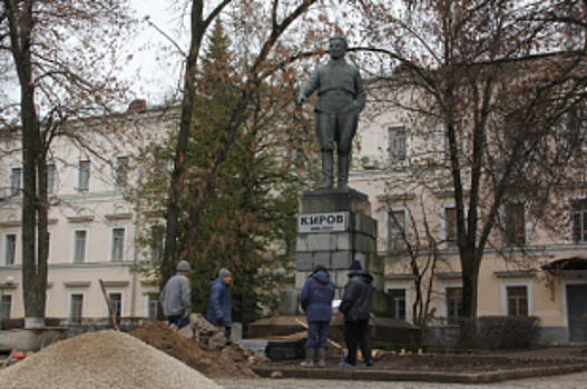 В Пскове ремонтируют памятник С.М. Кирову