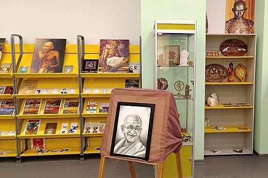 В московской школе открылась выставка наследия Льва Толстого и Махатмы Ганди