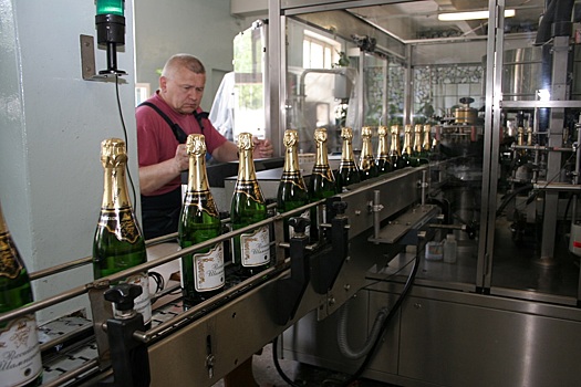 Шипучая энергия: как Нижегородский завод шампанских вин отстаивал свои права в 90-е
