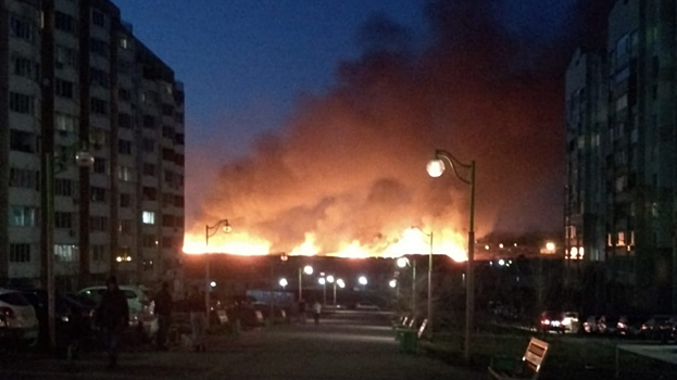 МЧС: Площадь горящей травы на окраинах Саратова составила 5 гектаров, уничтожено 4 строения